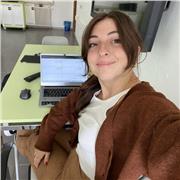 Docente di Informatica impartisce lezioni online per studenti di liceo e istituto tecnico