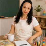 Professora, preparada para oferecer um ensino acolhedor, eficiente e baseado nas necessidades individuais de cada criança