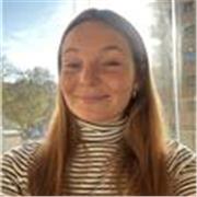 Profesora de atención a personas en situación de dependencia con paciencia y disciplina 