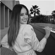 Profesor de primaria y secundaria que imparte clases a niños