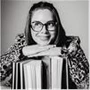 Soy licenciada en Filología Hispánica, con cuatro másteres y una plaza de funcionaria en un instituto desde hace 10 años