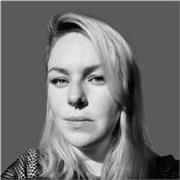 Professeur à la fac et en école privée je dispense des cours de design graphique.