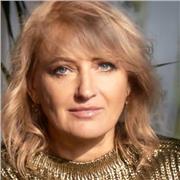 Je suis l'enseignante d'anglais pour les enfants depuis 7 ans jusqu'à 15 ans. Je pratique plutôt l'accès communicative aux élèves