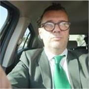 Laureato in giurisprudenza, praticante abilitato avvocato,impartisce lezioni di Italiano