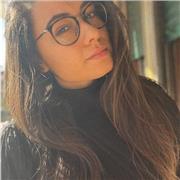 Studentessa aiuto compiti in più materie per bambini da elementari