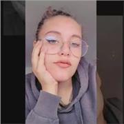 Cuidadora de niños con ayuda de clases de historia