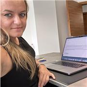 Restauratrice di beni culturali, artista appassionata di cultura generale e arte di ripetizioni di storia dell'arte e disegno