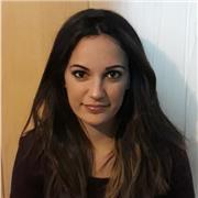 Profesora de apoyo escolar imparte clases presenciales y online