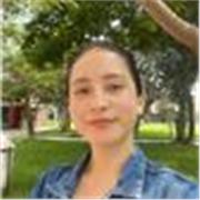 Profesora de inglés que imparte clases a jóvenes y estudiantes universitarios