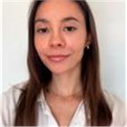 Profesora imparte clases a alumnos de primaria y secundaria de refuerzo escolar , adaptándose a las necesidades del estudiante