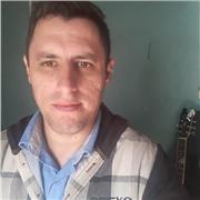 Sou professor de música, violão,guitarra,baixo,teclado,arranjos.para todas as idades