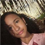 Profesora de matemáticas da clases a niños de todas las edades