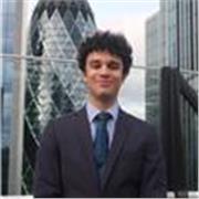 Professeur d’anglais qui enseigne à des élèves de primaires, secondaires ou adultes