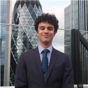 Professeur d’anglais qui enseigne à des élèves de primaires, secondaires ou adultes