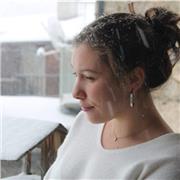 Studentessa universitaria offre aiuto per compiti a bambini e ragazzi di elementari e medie, disponibile anche online