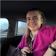 Jeune juriste qui donne des cours de soutien scolaire aux jeunes de tout âge.