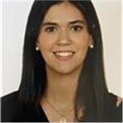 Profesora da clase de Educación Primaria a niños de cualquier edad