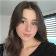 Etudiante pédagogue qui donne des cours particuliers pour aider les enfants