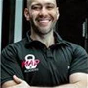 Entrenador personal certificado apto para entrenar público de todos los niveles.