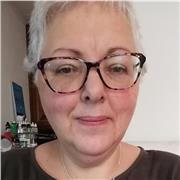 Laureata in francese e tedesco, madrelingua inglese, insegnante qualificata con 20+ anni di esperienza