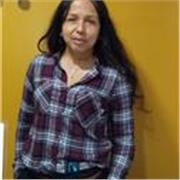 Profesora de ciencias naturales imparte sus clases a niños y adolescentes en compañía de sus padres o un adulto responsable