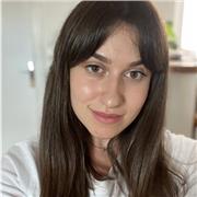 Fille italienne donne cours de conversation en italien