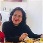 Profesora de manualidades imparte clases para niños