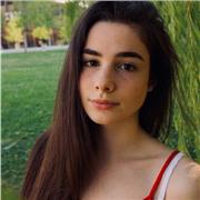 Studentessa universitaria di biotecnologie impartisce lezioni delle materie di base, soprattutto scientifiche