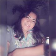 Maestra en apoyo escolar para niños de primaria de modo presencial