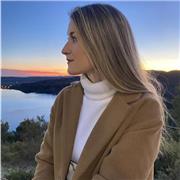 Economista imparte clases de matemáticas para niños de primaria