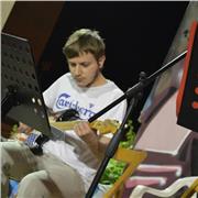 Laureato magistrale in Storia e civiltà, offre lezioni di storia e filosofia a chiunque ne avesse bisogno: dai recuperi di debiti scolastici a chi volesse ulteriormente approfondire