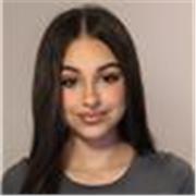Estudiante de bachillerato apta para niños/as de primaria.