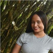 Profesora de inglés imparte clases a niños de primaria