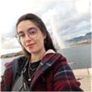 Profesora de economía imparte clases para alumnos de todas las edades