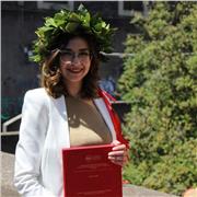 Docente di lingue e letterature straniere impartisce lezioni di spagnolo a ragazzi delle scuole, medie, superiori, università