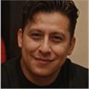 Profesor de inglés imparte clases a niños de todas las edades