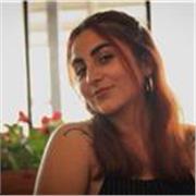 Profesora de Comunicación imparte clases respecto a teoría de la comunicación y afines