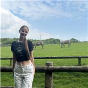 Soy una estudiante de primero de bachillerato que ha estudiado un año en el extranjero que cuenta con un B2 de Cambridge