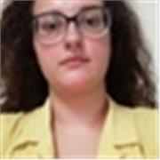 Studentessa universitaria impartisce lezioni di scienze naturali (anatomia, chimica, biologia e scienze della terra)