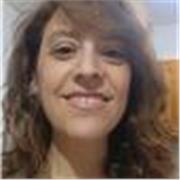 Profesora de marketing imparte los conocimientos a quien lo necesite