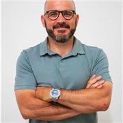 Profesor titulado en Marketing, Publicidad, Creatividad y Comunicación Integral y Redacción Publicitaria.