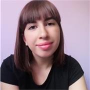 Studentessa universitaria di lingue impartisce lezioni di inglese a studenti di scuole medie o liceo