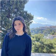 studentessa universitaria di lingue offre lezioni di inglese a bambini delle elementari o medie