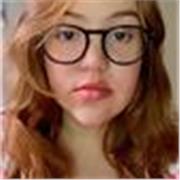 Profesora de inglés imparte clase a niños pequeños