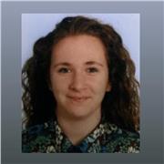 Ragazza neolaureata spartisce lezioni di spagnolo online