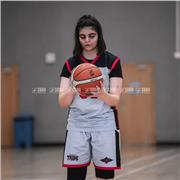 Je joue au basket depuis 6 ans maintenant. J'habite à dubaï mais visite Nantes chaque année, à dubaï je joue au basket professionnellement dans l'équipe féminine de D1, je suis aussi capitaine de l'équipe de basket de mon club et de mon école.