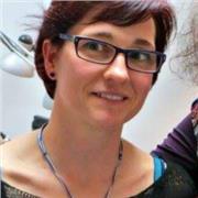 Profesora licenciada en Bellas artes da clase de dibujo y pintura, todas las técnicas y edades. Mas de 25 años de experiencia