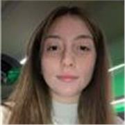 studentessa di ingegneria spiega matematica per medie e superiori
