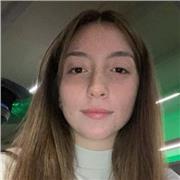 studentessa di ingegneria spiega matematica per medie e superiori