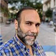 Profesor imparte clases de español para extranjeros de todas las edades